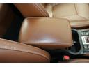 ブラウンレザー車はコンソールリッドまでブラウンレザー張り！ソフトパッドで肘を置くのに丁度良い高さ＆柔らかさとなっておりロングドライブ時には肘を置いてゆったりとドライブも楽しめます