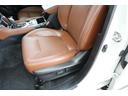 ブラウンレザーの助手席も快適装備が充実♪電動パワーシートやシートヒーター、エアコンの温度設定も助手席用に設定可能！ＵＳＢ電源もあるのでスマホの充電も出来ますよ！