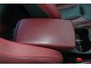 コンソールボックスのリッド（ふた）にはレッドステッチ＆ボルドーレッドレザー張り！ソフトパッドで肘を置くのに丁度良い高さ＆柔らかさ！ロングドライブ時には肘を置いてゆったりとドライブが楽しめます！