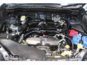エンジンはレギュラーガソリン指定の２．０リッター水平対向エンジン！重心の低いエンジンのおかげで車高の高いＳＵＶにもかかわらずその高さを感じさせないスムーズなハンドリングで街乗りもしやすいです！