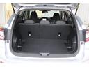 ハッチバックなのでリアラゲッジはそれほど広くはありませんがラゲッジエンドは左右に広くスペースを設けていますのでゴルフバックが横積み出来るようになっており工夫次第でいろいろなものが積めますよ!