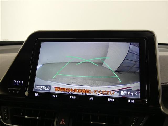 バックガイドモニター付き。車両後方の映像をナビ画面に表示し、駐車などの後退操作をサポートします。