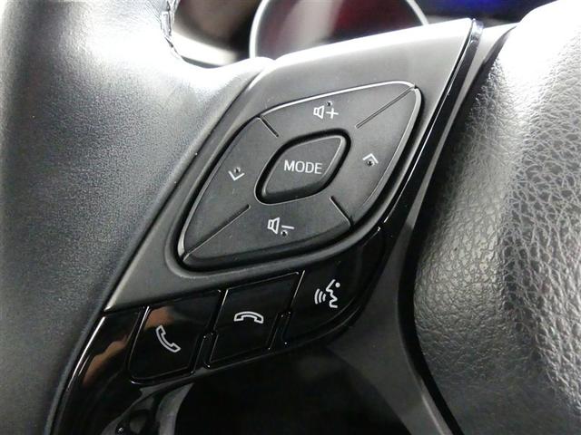 ステアリングスイッチでオーディオの各種切替や音量調整が行えます。