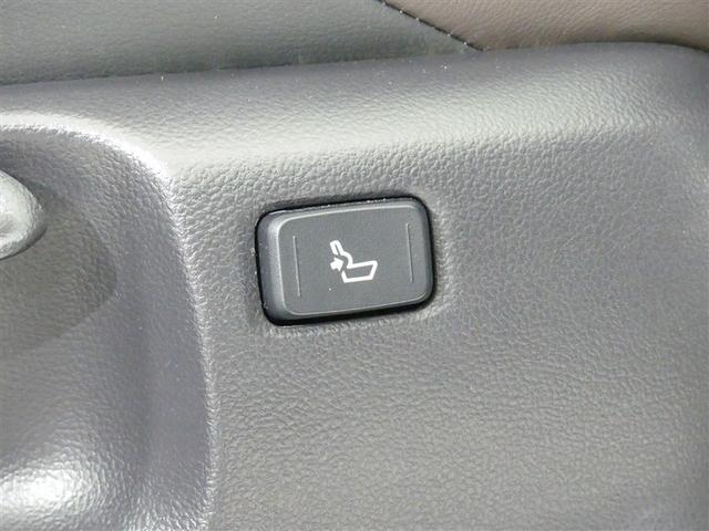 運転時の腰の負担を軽減してくれる電動ランバーサポート装着です。長距離ドライブの強い味方ですね。