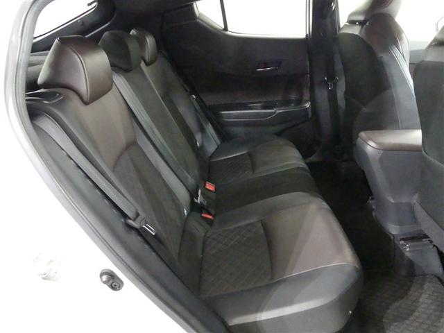 リヤシート背もたれが６：４分割可倒式なので、いろいろアレンジできて便利です♪