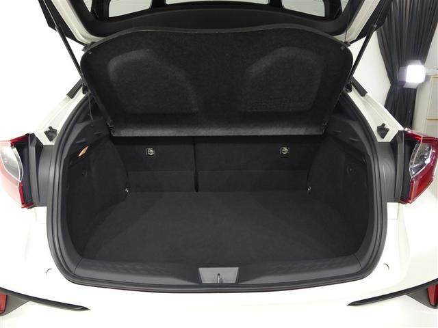 広く開口部の大きいトランクルームは、荷物の出し入れも楽です。トノカバーがあるのでプライバシーも守られますね。