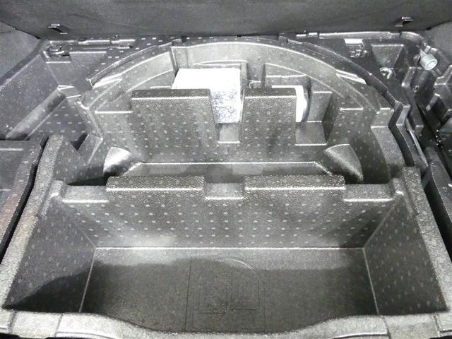 パンク修理剤とエアーポンプのセットです。スペアタイヤは装備していませんが空いたスペースを小物入れとして使用できます