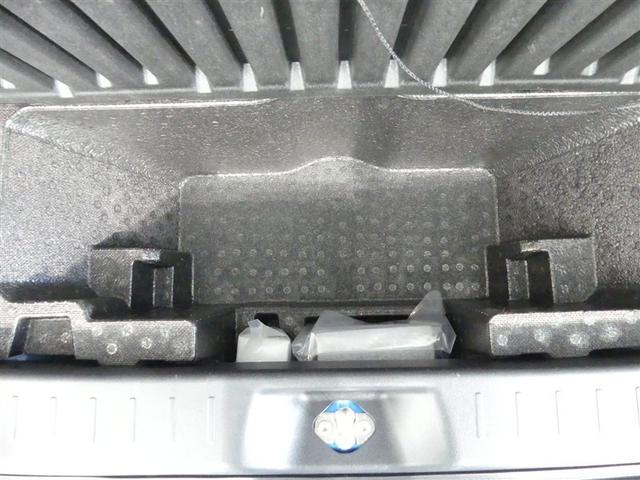 パンク修理剤とエアーポンプのセットです。スペアタイヤは装備していませんが空いたスペースを小物入れとして使用できます