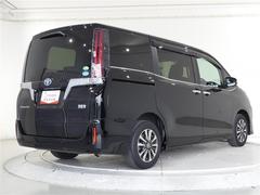 低燃費で環境にもやさしいハイブリッド車です。静粛性に優れた快適空間と静かな走りを実現しています。 2