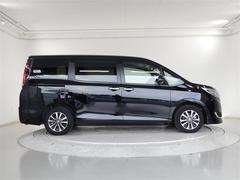 両側パワースライドドア付きだから、狭い駐車スペースなどでの　乗り降りラクラク！小さなお子さまのいるご家庭には嬉しい装備。 3