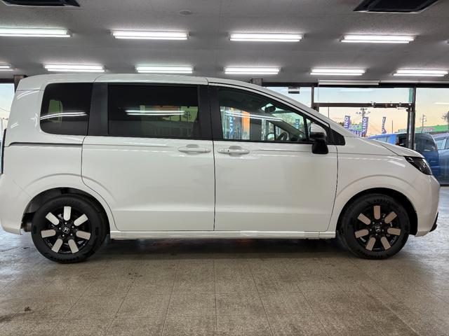 フリード エアー　ＥＸ　登録済未使用車　６人乗　両側自動ドア（9枚目）