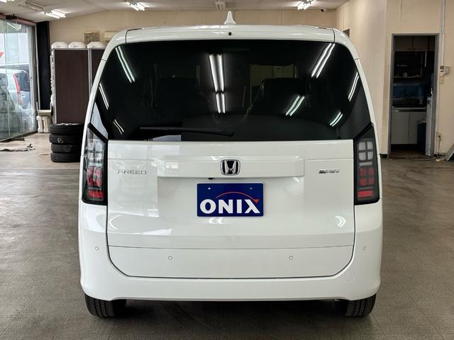 フリード ｅ：ＨＥＶエアー　ＥＸ　登録済未使用車　６人乗　両側自動ドア（3枚目）