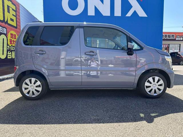 ワゴンＲ ＦＸ　届出済未使用車　衝突被害軽減システム　誤発進抑制装置　スマートキー　ハロゲンランプ　電動格納ミラー　運転席シートヒーター　オートエアコン　オートライト　助手席下収納ＢＯＸ　後部座席傘ホルダー（6枚目）