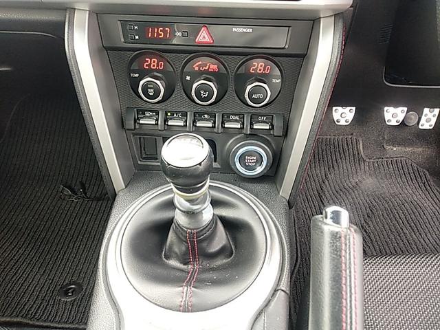 BRZ S 6MT 純正7インチワイドナビ フルセグTV ETC DVD再生 トルセンLSD スマートキー プッシュスタート オートエアコン 純正17インチアルミ 本革巻ステアリングホイール(15枚目)