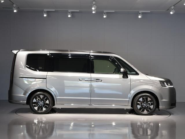 ステップワゴン ｅ：ＨＥＶスパーダ　運転支援機能（ホンダセンシング）衝突軽減ブレーキ全方位カメラ９インチナビリア席モニター両側電動スライドドア電動テールゲートＬＥＤヘッドライト　アクティブクルーズコントロール　サイドエアバッグ　ＡＢＳ（16枚目）