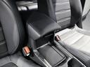 肘置き(小物収納付)がありますので運転時の負担軽減してくれます。