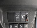 運転席についているスイッチでもリヤ席のスライドドアの開閉ができます。