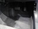 運転席フロア。体格を問わず心地よいドライビングポジションがとれるよう各ペダルが配置されています!