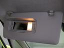 日差し除けの『サンバイザー』。助手席にもついています。こちらも照明ありのミラー付きになっています！