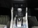 操作性の良いストレートタイプのシフト♪パーキングブレーキは左足で踏みこむタイプです。足元にあるおかげでインパネやセンターコンソールまわり（運転席と助手席の間）はスッキリ♪