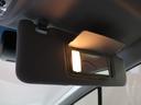 日差し除けの『サンバイザー』。照明ありのミラー付きで出先のちょっとした確認の時にあると嬉しいです！