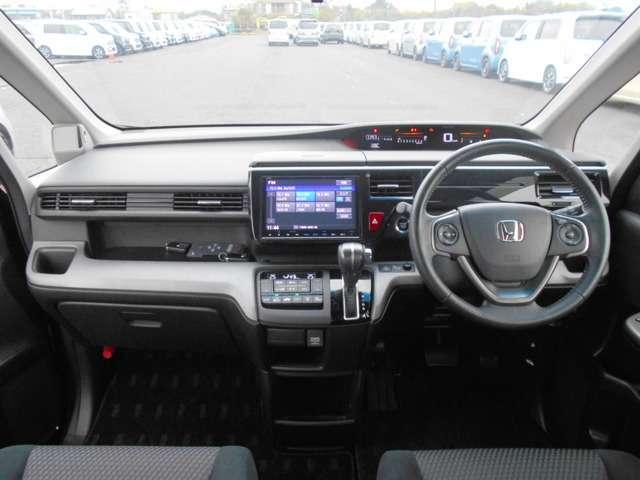 スパーダ Honda認定中古車 純正メモリーナビ DVD再生 フルセグテレビ Bluetooth バックカメラ 後席用モニター スマートキー LEDヘッドライト 電動格納ドアミラー ワンオーナー車(8枚目)