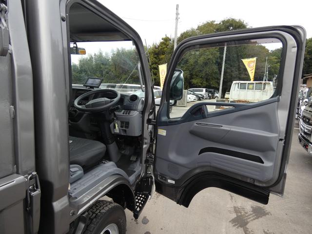 キャンター 　２トン　平ボディー　マニュアル　メッキパーツ　　パワステ　パワーウィンドウ　バックカメラ付き　タ－ボ　ディーゼル　２５１１１７（7枚目）