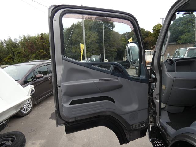 キャンター 　２トン　平ボディー　マニュアル　メッキパーツ　　パワステ　パワーウィンドウ　バックカメラ付き　タ－ボ　ディーゼル　２５１１１７（8枚目）