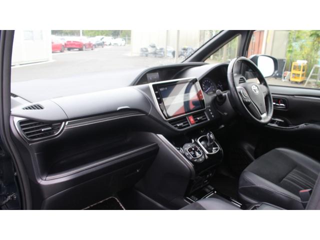 エスクァイア ハイブリッドGiプレミアムパッケジブラックテーラード 純正10型ナビ 禁煙車 フリップダウンモニター フルセグ バックカメラ クルーズコントロール LEDヘッドライト 両側電動スライドドア シートヒーター スモークメッキフロントグリル(51枚目)