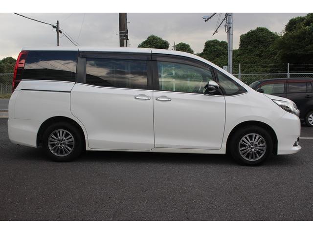 エスクァイア Ｇｉ　純正９型ナビ　バックカメラ　フルセグテレビ　黒革シート　シートヒーター　７人乗り　両側電動スライドドア　クルーズコントロール　ＬＥＤヘッドライト　ＥＴＣ　スマートキー　プッシュスタート（5枚目）