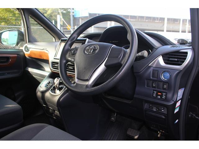 TOYOTA NOAH HYBRID X