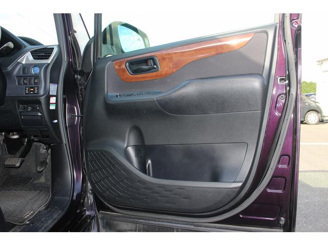 TOYOTA NOAH HYBRID X