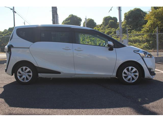 シエンタ Ｘ　禁煙車　７人乗り　純正ナビ　フルセグＴＶ　バックカメラ　電動スライドドア　ＥＴＣ　電動格納ミラー（9枚目）