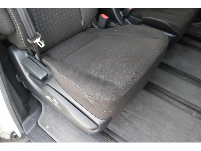 ヴォクシー ハイブリッドＶ　後期型　禁煙車　フリップダウンモニター　アルパインナビ　両側電動スライドドア　フルセグＴＶ　バックカメラ　　温熱シート　ＬＥＤヘッドライト　ＥＴＣ　クルーズコントロール　プッシュスタート（38枚目）