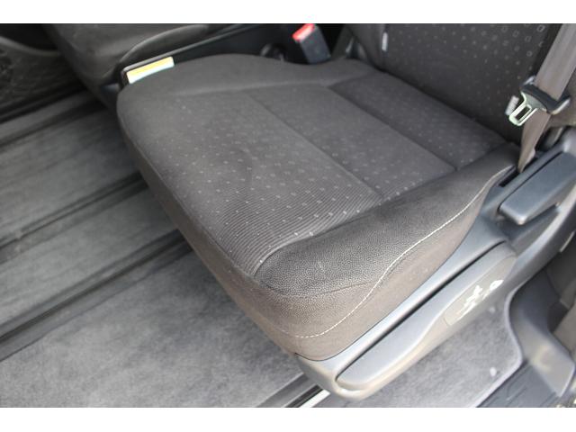 ヴォクシー ハイブリッドＶ　後期型　禁煙車　フリップダウンモニター　アルパインナビ　両側電動スライドドア　フルセグＴＶ　バックカメラ　　温熱シート　ＬＥＤヘッドライト　ＥＴＣ　クルーズコントロール　プッシュスタート（46枚目）