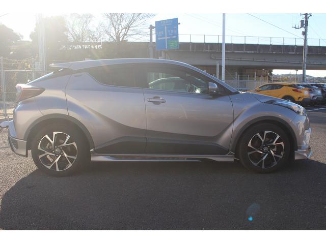 Ｃ－ＨＲ Ｇ　トヨタセーフティセンスＰ　禁煙車　純正９型ナビ　フルセグＴＶ　バックカメラ　ブラインドスポットモニター　ＬＥＤヘッドライト　　快適温熱シート　ＥＴＣ　１８インチ５本Ｙ字スポークアルミ　ハーフレザー（10枚目）