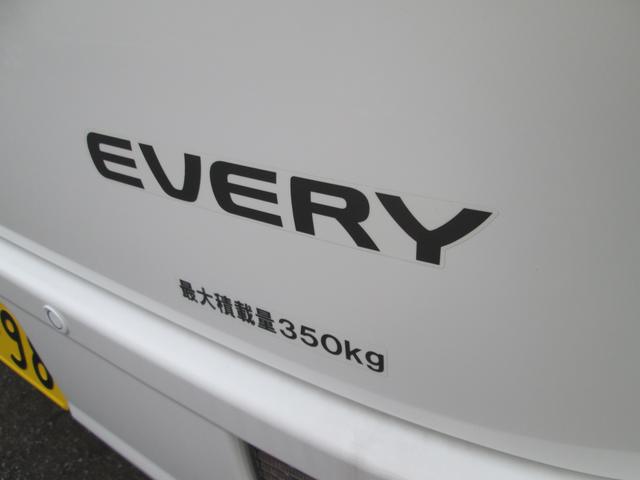 エブリイ ＰＣ　６型　禁煙元試乗車　ＬＥＤヘッドランプ　ＬＥＤライト　衝突被害軽減ブレーキ　後部パーキングセンサー　運転席シートヒーター　フロントパワーウィンドー　キーレスエントリー　ＵＳＢ電源　フルホイールキャップ　オーディオレス　天井収納　禁煙車（18枚目）