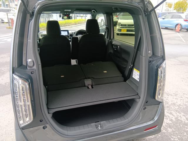 リアシートを倒せば広いラゲッジ