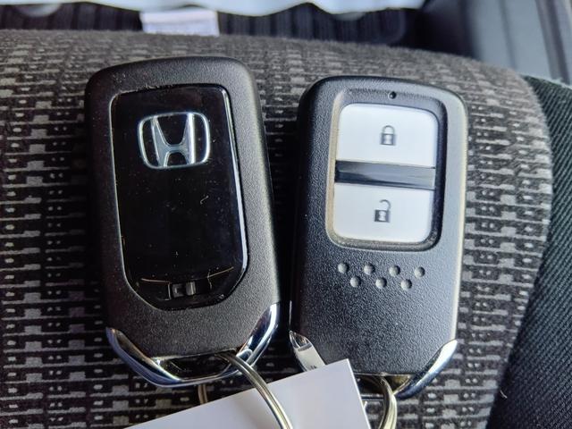 フィット １３Ｇ・Ｆパッケージ　ワンオーナー　ナビ　ＥＴＣ　バックカメラ　スマートキー　ドラレコ　ＬＥＤライト　ＤＶＤ再生可能　スマ－トキ－　記録簿有り　ＶＳＡ　地デジＴＶ　助手席エアバッグ　Ｒカメラ　オートエアコン　エアバック（13枚目）