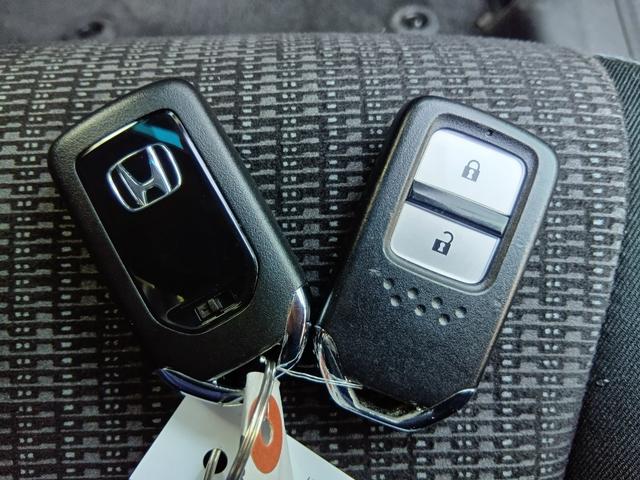 フィット １３Ｇ・Ｆパッケージコンフォートエディション　ワンオーナー　ナビ　フルセグＴＶ　ＥＴＣ　バックカメラ　スマートキー　ＬＥＤライト　シートヒーター　リヤビューカメラ　ＤＶＤ再生　シ－トヒ－タ－　ＶＳＡ　地デジフルセグ　ＡＵＴＯエアコン　ＡＢＳ（12枚目）