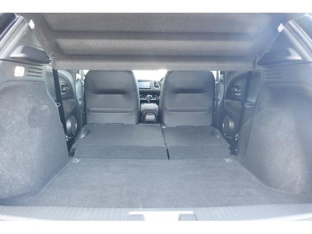 リアシートを倒すとより荷物を積み込みできます。