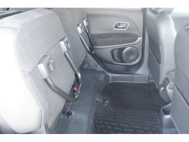 座面の跳ね上げもできるので高さのある荷物も積み込み可能です。