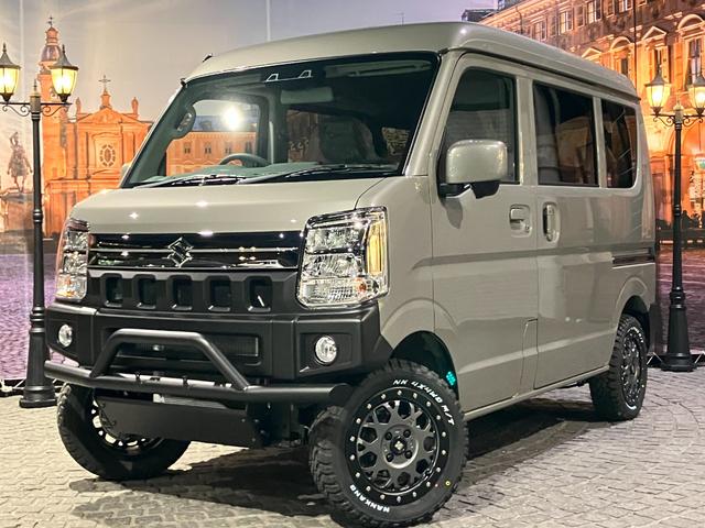エブリイ ジョインターボ　届出済み未使用車　純正ディスプレイオーディオ　１インチリフトＵＰ　ｆｕｓｉｏｎバンパー　バンパーガード　ブラックメッキガーニッシュ　ブラックエンブレム　ＬＥＤテール　ＸＪ０４オリジナルカラー１４インチ（3枚目）