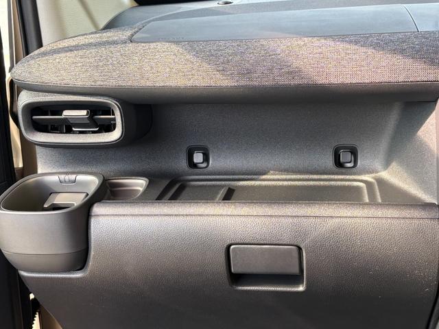 シエンタ ハイブリッドＺ　仕様変更後　登録済み未使用車　コンフォートパッケージ　トヨタチームメイトアドバンスパーク＋ＰＫＳＢ＋パノラミックビューモニター　天井サーキュレーター＋ナノイーＸ　７人乗り　前後方ドラレコ（67枚目）