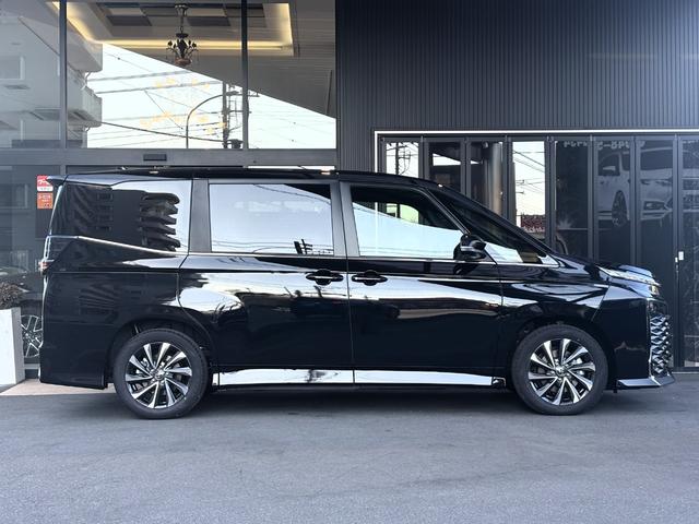 ヴォクシー ハイブリッドＳ－Ｚ　仕様変更後即　納　ＬＥＤヘッドランプ　快適利便Ｐｋｇ　ＣＤ／ＤＶＤデッキ　デジタルインナーミラー　ＥＴＣ２．０　２列目オットマン　パワーバックドア　バックカメラ　シートヒーター　１０．５型ディスプレイ（12枚目）