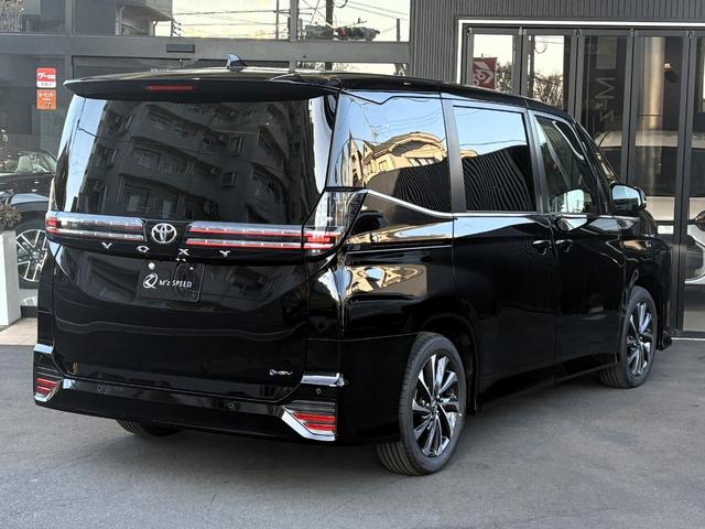 ヴォクシー ハイブリッドＳ－Ｚ　仕様変更後即　納　ＬＥＤヘッドランプ　快適利便Ｐｋｇ　ＣＤ／ＤＶＤデッキ　デジタルインナーミラー　ＥＴＣ２．０　２列目オットマン　パワーバックドア　バックカメラ　シートヒーター　１０．５型ディスプレイ（13枚目）