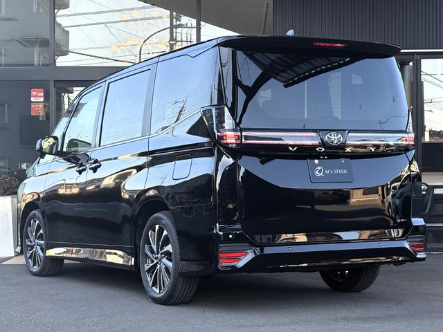 ヴォクシー ハイブリッドＳ－Ｚ　仕様変更後即　納　ＬＥＤヘッドランプ　快適利便Ｐｋｇ　ＣＤ／ＤＶＤデッキ　デジタルインナーミラー　ＥＴＣ２．０　２列目オットマン　パワーバックドア　バックカメラ　シートヒーター　１０．５型ディスプレイ（18枚目）