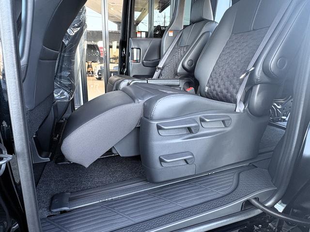 ヴォクシー ハイブリッドＳ－Ｚ　仕様変更後即　納　ＬＥＤヘッドランプ　快適利便Ｐｋｇ　ＣＤ／ＤＶＤデッキ　デジタルインナーミラー　ＥＴＣ２．０　２列目オットマン　パワーバックドア　バックカメラ　シートヒーター　１０．５型ディスプレイ（38枚目）