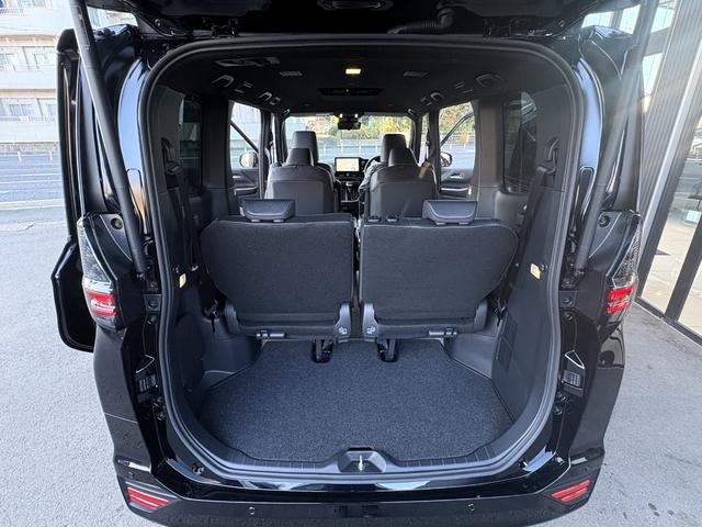 ヴォクシー ハイブリッドＳ－Ｚ　仕様変更後即　納　ＬＥＤヘッドランプ　快適利便Ｐｋｇ　ＣＤ／ＤＶＤデッキ　デジタルインナーミラー　ＥＴＣ２．０　２列目オットマン　パワーバックドア　バックカメラ　シートヒーター　１０．５型ディスプレイ（41枚目）