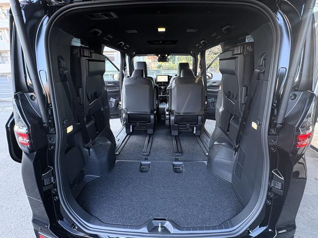 ヴォクシー ハイブリッドＳ－Ｚ　仕様変更後即　納　ＬＥＤヘッドランプ　快適利便Ｐｋｇ　ＣＤ／ＤＶＤデッキ　デジタルインナーミラー　ＥＴＣ２．０　２列目オットマン　パワーバックドア　バックカメラ　シートヒーター　１０．５型ディスプレイ（42枚目）